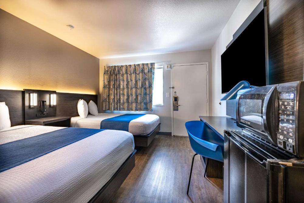 Deluxe Quadruple Room interior